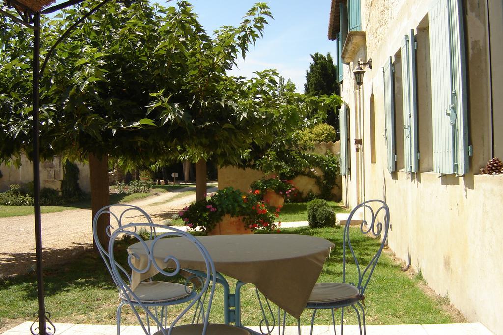 Mas Petit Prince Bed & Breakfast Arles Bagian luar foto