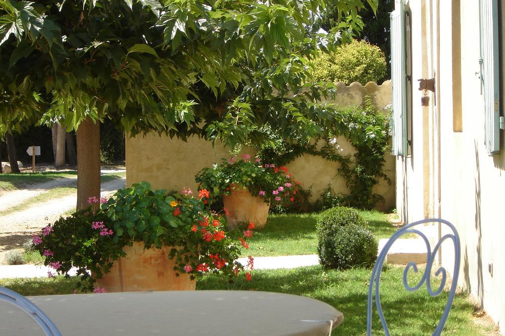 Mas Petit Prince Bed & Breakfast Arles Bagian luar foto